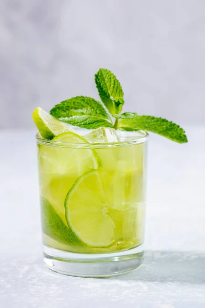 One Glass Iced Green Matcha Tea Lime Ice Fresh Mint — Stock Photo, Image