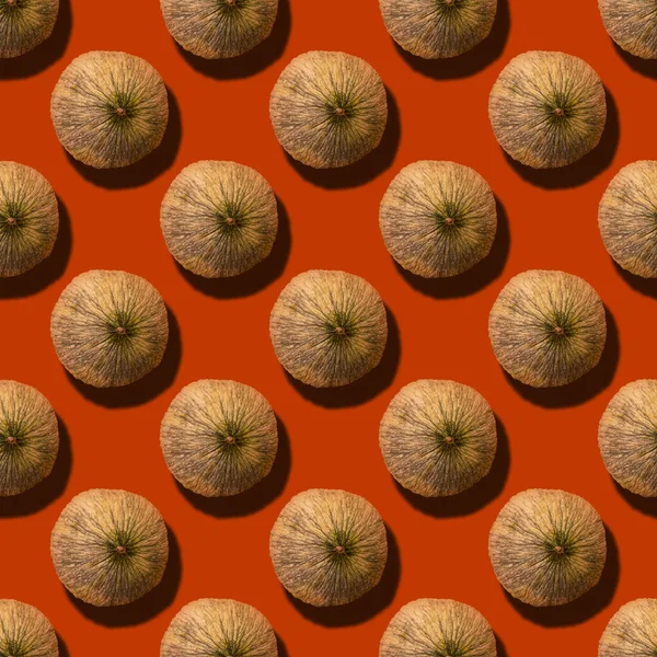 Jesień kwadratowy bezszwowy wzór - dojrzałe okrągłe melony na jasnopomarańczowym tle. To jest późna odmiana melona uzbeckiej babci. — Zdjęcie stockowe