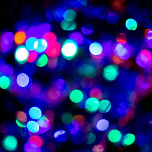 Trendy im Jahr 2021 Weihnachten oder Neujahr festlich blau und lila Bokeh auf schwarzem Hintergrund. — Stockfoto