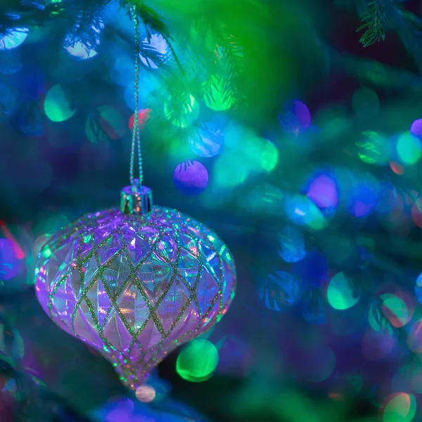 Sluiten xmas speelgoed met mooie bokeh op kerstboom met kopieerruimte en zachte focus. — Stockfoto