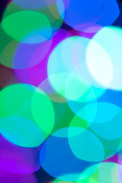 Weihnachten oder Neujahr defokussiert Bokeh Hintergrund in lila-blau-grün Nahaufnahme. — Stockfoto