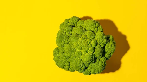 Widok Powyżej Piękny Dojrzały Soczysty Zielony Głowa Brokułów Kapusta Jasnożółtym — Zdjęcie stockowe