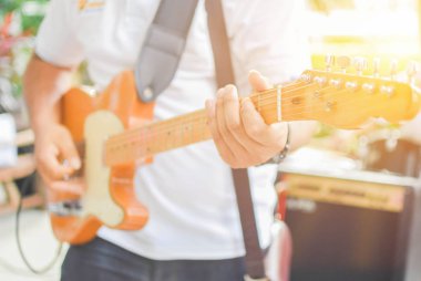 Erkekler için gitar oynama