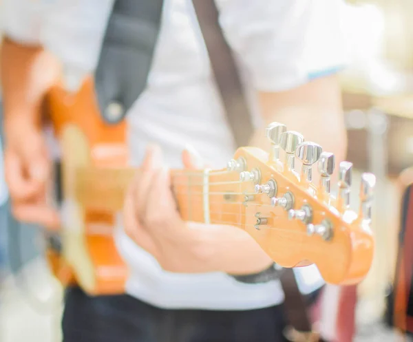 Erkekler için gitar oynama