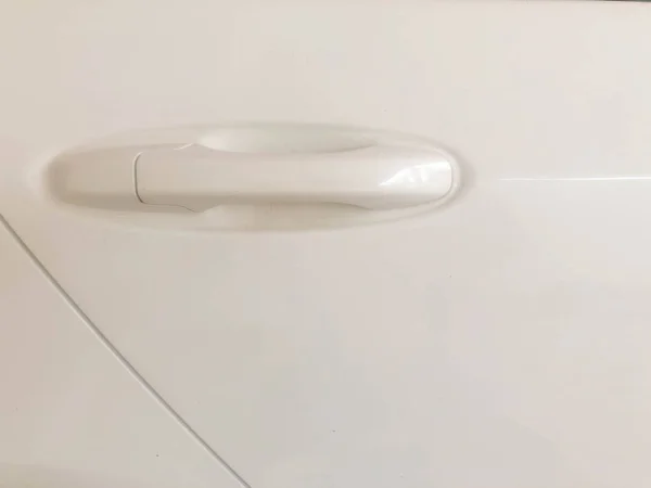 Araba kapıları ve beyaz kapı açacağı