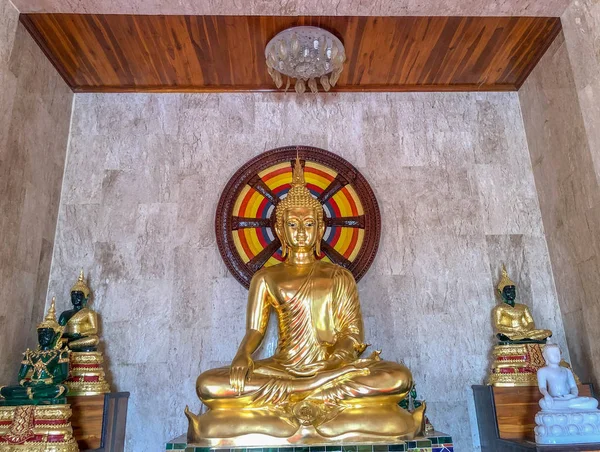 Statua di buddha d'oro nel tempio — Foto Stock