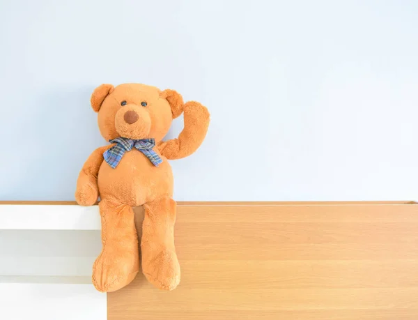 Mavi duvar arka planda Teddy Bear.
