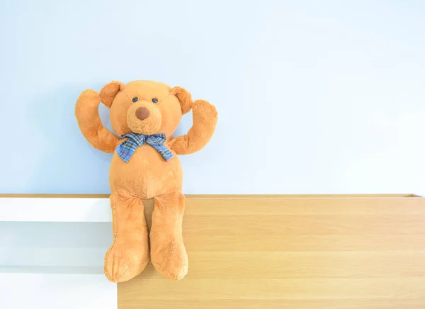 Медвежонок Тедди на фоне синей стены . — стоковое фото