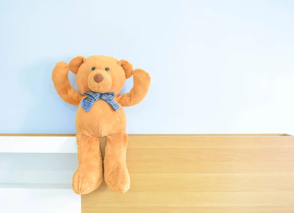Mavi duvar arka planda Teddy Bear.