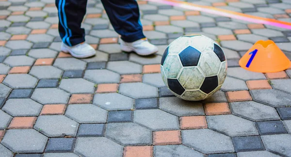 Barn pojke Spela Ball Soccer — Stockfoto