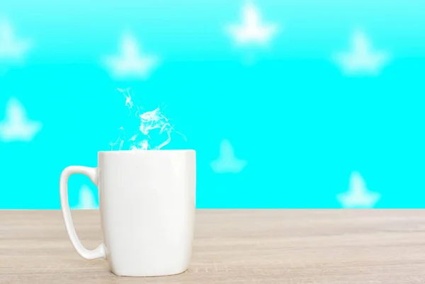 Hett kaffe, ljust grön himmel och vita moln — Stockfoto