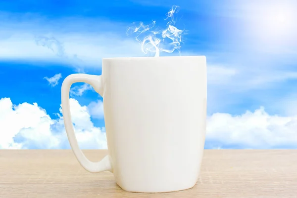 Café quente em nuvens azuis, azuis e brancas brilhantes — Fotografia de Stock