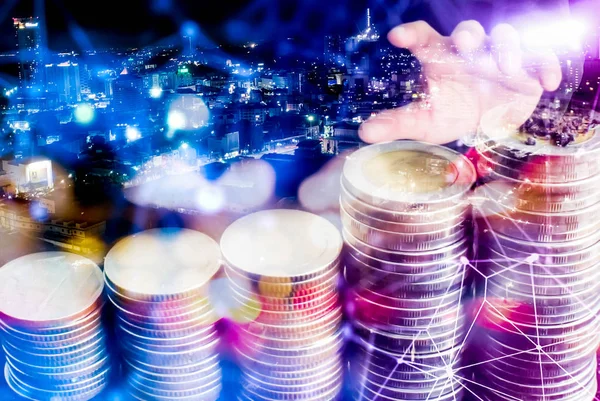 Gece şehir yüz dolar ile İş adamı, El, businessma