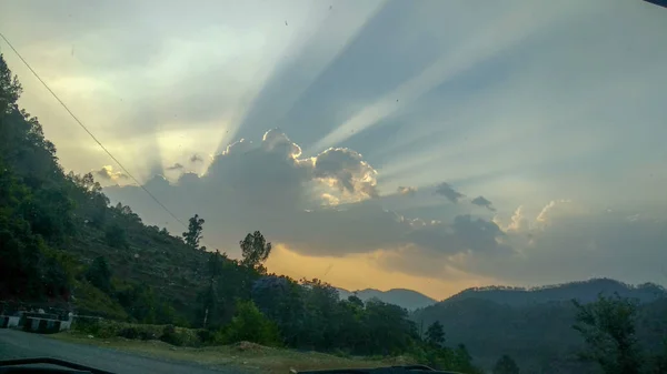 I raggi del sole che passano attraverso le nuvole durante il tramonto — Foto Stock