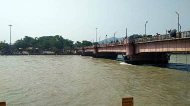 Haridwar 'da Ganges nehrinin arasında köprü inşa edildi