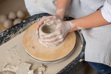 Yakın çekim, sadece eller. Çamurdan yapılmış çanak çömlek.