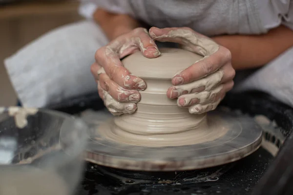 Ceramista cerâmica feminina cria um produto de argila feito à mão. Processo de — Fotografia de Stock