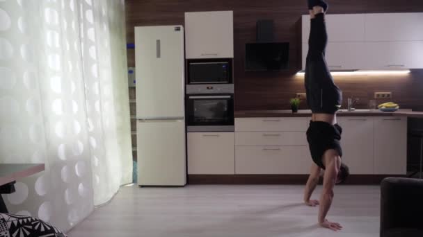 Athlète effectue un exercice difficile à la maison — Video