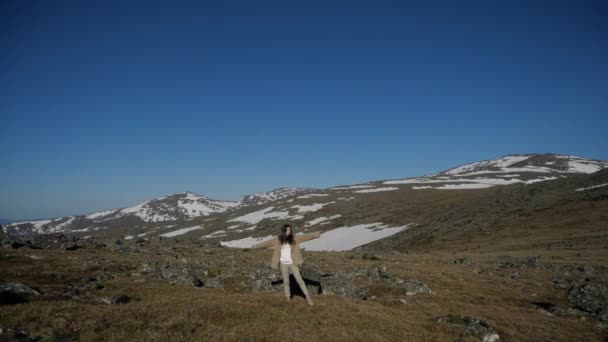 Une jeune fille dans les montagnes de l'Oural pose par un matin ensoleillé — Video