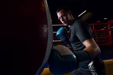 Genç dövüşçü trenleri kum torbasına çarpar.