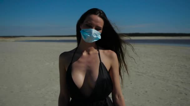 Mujer delgada con un gran escote contra la playa desierta. lago detrás — Vídeos de Stock