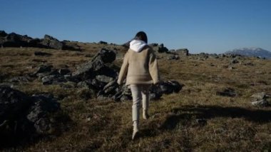 Gülümseyen kız güneşli bir günde yokuş yukarı hareket eder