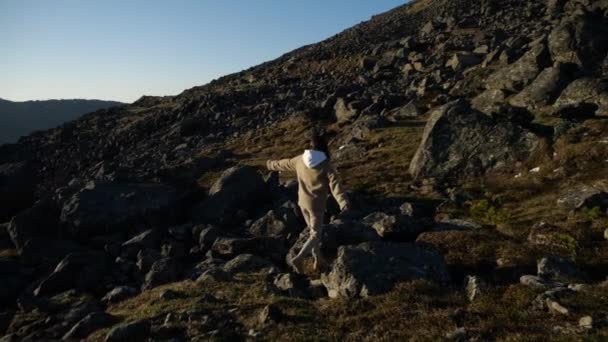 Chica inspirada camina soñadoramente entre las montañas rodeadas de piedras — Vídeos de Stock