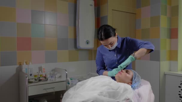 Az orvost hialuronsavval injekciózzák egy kozmetikai klinikán.. — Stock videók