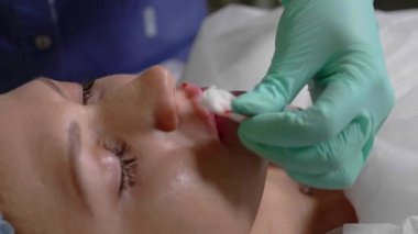Kozmetik kliniğinde dudakları şişirmek için iğne. 