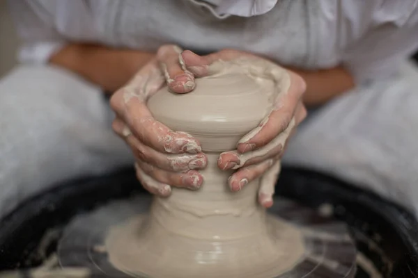 Mistrz tworzy formę naczyń ceramicznych. Ręce do góry. ręka zrobiona.Zamknij się — Zdjęcie stockowe