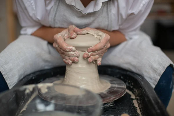 Samica garncarki produkuje naczynia ceramiczne z gliny w garncarni. — Zdjęcie stockowe