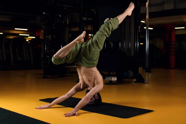 Stüdyoda yoga yapan Yogacı Shirshasan 'dır.
