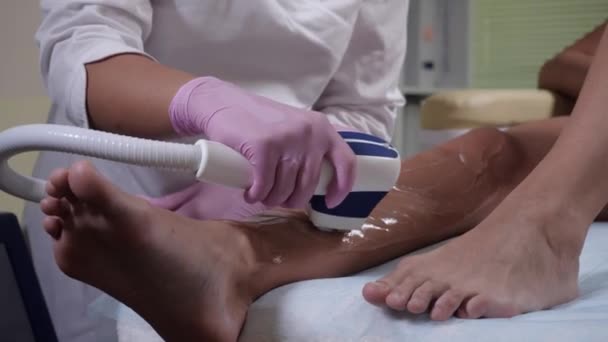 미용실에 있는 소녀를 위해 다리를 레이저로 제거 한다. 클로즈업 — 비디오