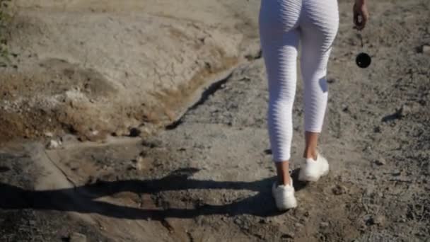 Vrouwen billen in witte legging close-up. — Stockvideo