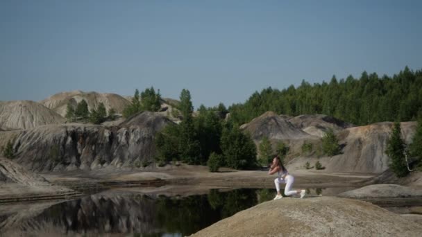 Μια γυναίκα κάνει άλματα με ένα άλμα στη λίμνη σε μια καριέρα. — Αρχείο Βίντεο