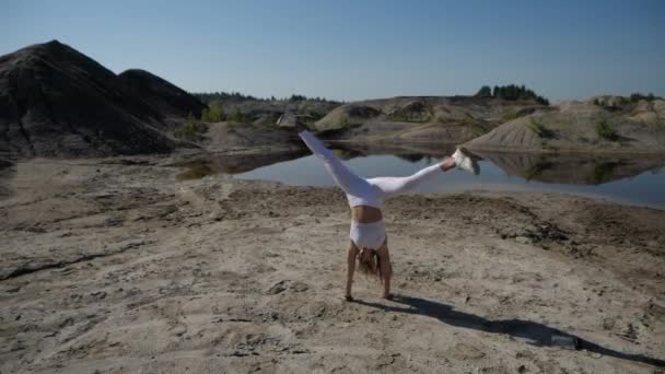 Elemento Cartwheel hecho por una joven gimnasta . — Vídeos de Stock