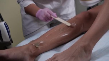 Güzellik salonunda lazer kılları alınmadan önce özel bir jel sürme prosedürü