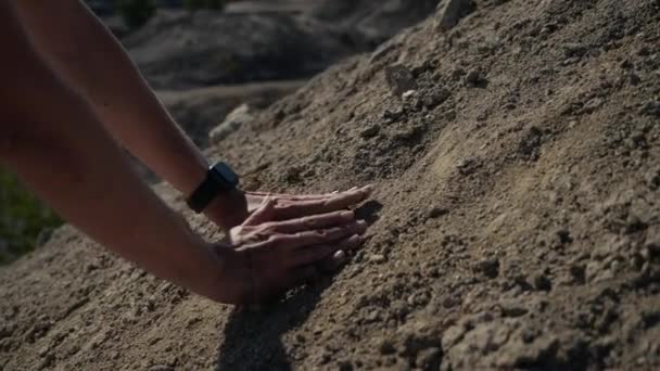 Vrouwen handen wrijven de droge grond van zweet en glijden — Stockvideo