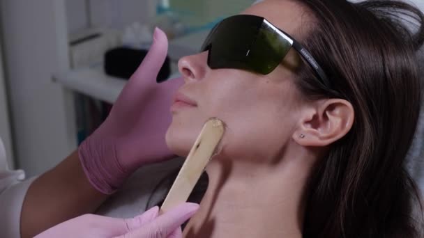 Applicare il master gel di contatto per la depilazione laser in un salone di bellezza — Video Stock