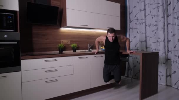 Bir Avrupalı adam salgın sırasında evde spor yapar. 2020 Kendini İzolasyon. — Stok video