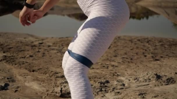 Una donna fa gli squat. glutei close-up. — Video Stock