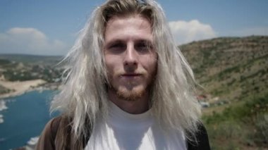 Kameraya bakan genç bir adamın portre videosu.