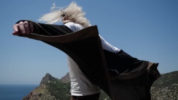 Der Typ mit den langen weißen Haaren dreht sich an Ort und Stelle. — Stockvideo