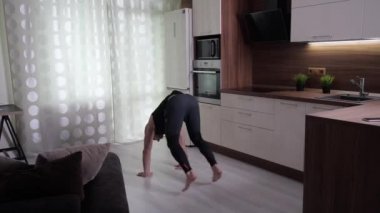 Darbeyle geğirme egzersizi yapan bir adam. Evde kardiyo eğitimi..