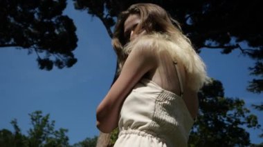 Güneş ışınlarından hoşlanan güzel bir kızın video çekimi.