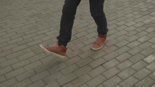 男足穿着棕色运动鞋跳舞.特写镜头 — 图库视频影像