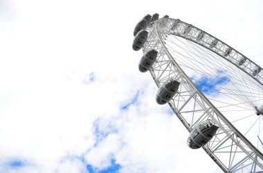 Bulutlar ve mavi gökyüzü ile Londra göz çekim