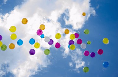 Mavi gökyüzünde bir sürü renkli balon.