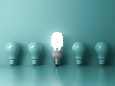 Enerji tasarruflu ampul , yeşil arka plan bireysellik ve farklı yaratıcı fikir kavramları 3d render üzerinde ışıksız akkor ampuller ayakta parlayan kompakt floresan ampul