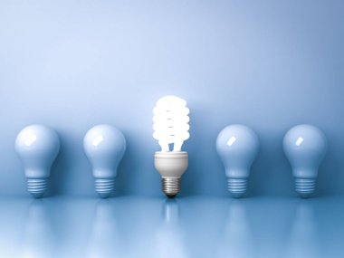 Enerji tasarruflu ampul bir parlayan kompakt floresan ampul mavi arka plan bireysellik ve farklı yaratıcı fikir kavramları 3d render üzerinde ışıksız akkor ampuller ayakta